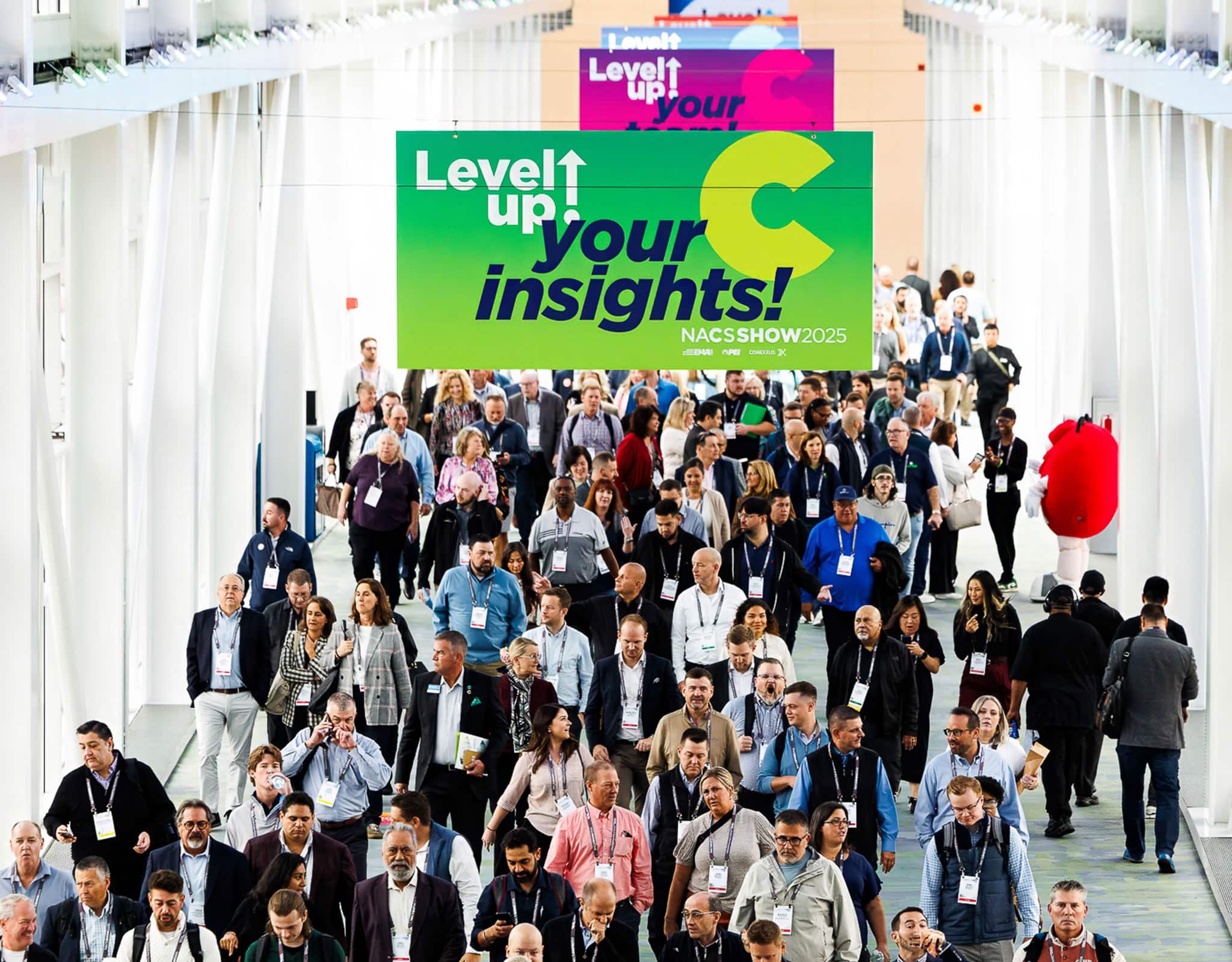 Trade show crowd at corporate conference in Chicago captured by corporate event photographer